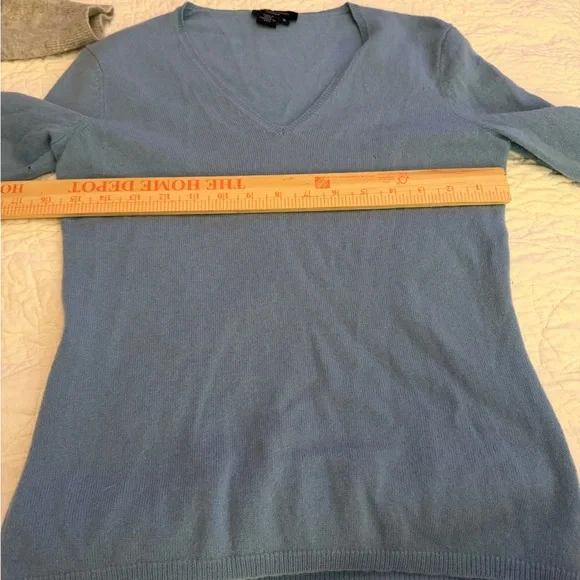 Women's Blue Cashmere V-Neck Sweater - Picture 10 of 10